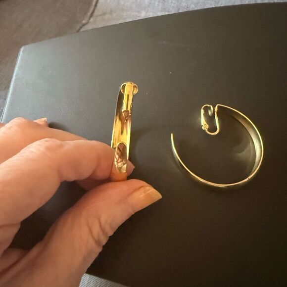 Vintage Signed Monet Gold-Tone Collar Necklace With Vintage Hoop Clip Earrings. - Picture 11 of 12